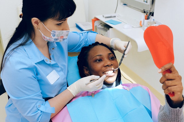 Cand sunt recomandate fatetele dentare? Sfaturi de intretinere